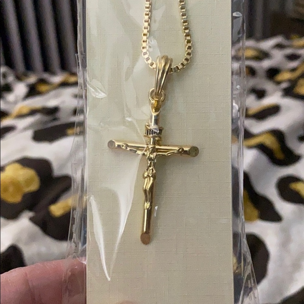 Cross with box chain